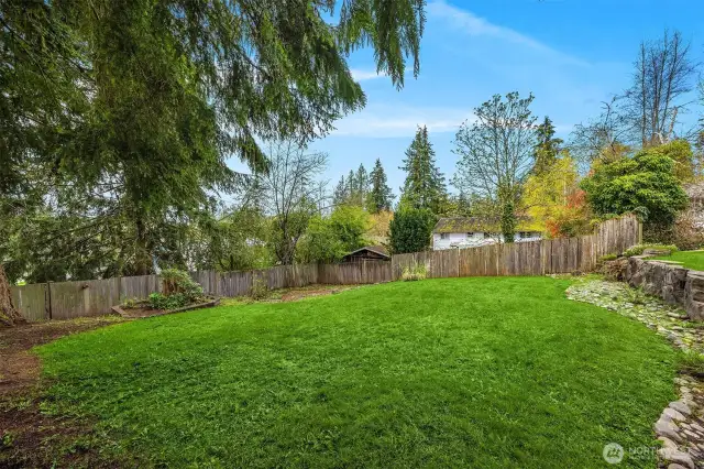 Huge, peaceful, private backyard