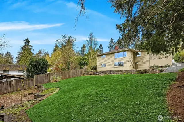 Huge, peaceful, private backyard