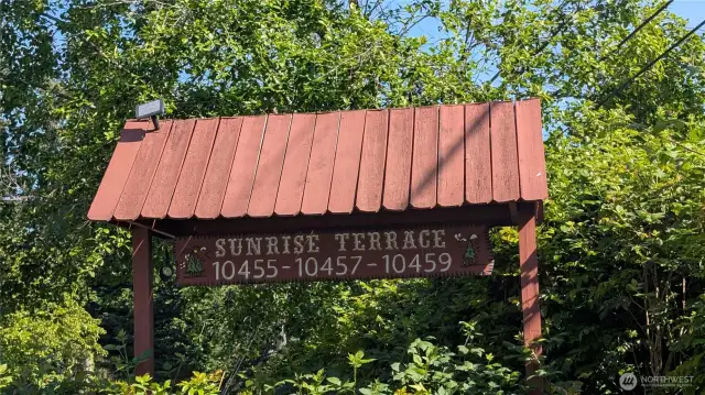 Complex Sign. Conveniently located near freeways , Rainier Golf & country club and the Museum of Flight.