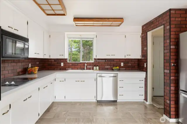 A great layout, you could probably add an island, too!