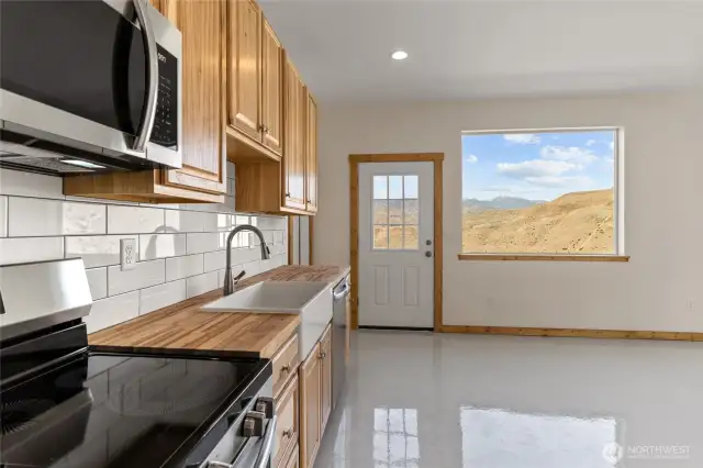 Kitchen / Living Area