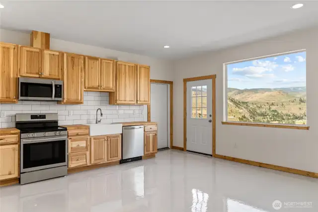Kitchen / Living Area