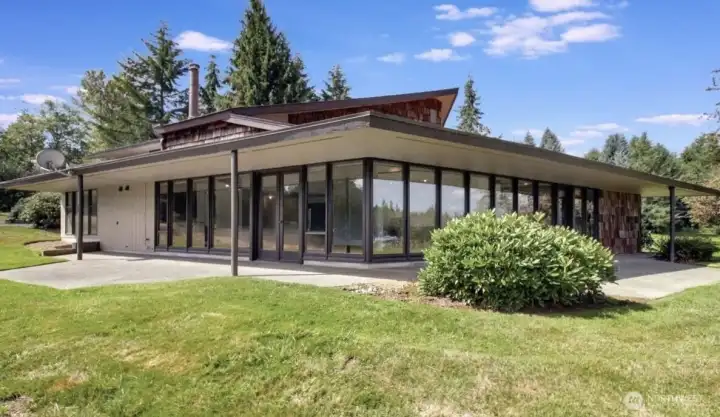 One continuous wall composed of floor-to-ceiling vertical windows offer expansive  panoramic views.