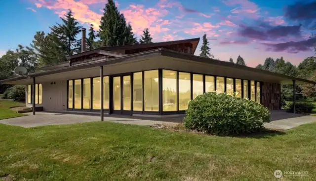 One continuous wall composed of floor-to-ceiling vertical windows offer expansive  panoramic views.