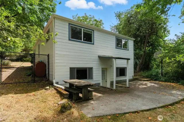 Patio and picnic table space in this fully fenced yard