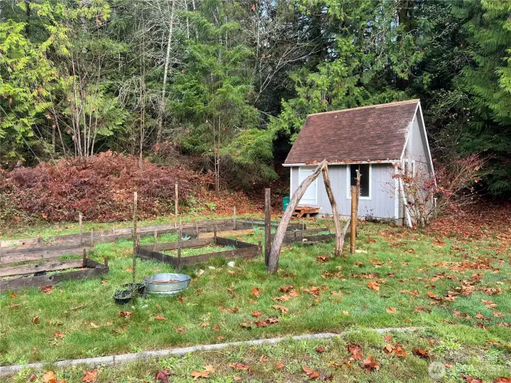 Artists Cottage w/garden beds in front