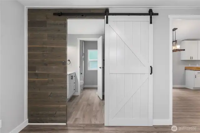 Primary en suite bath barn door