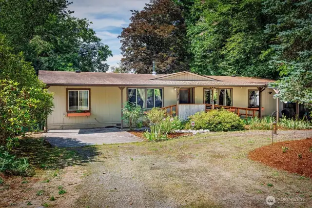 Move-in ready home in Gold bar w/carport, circular drive & workshop.