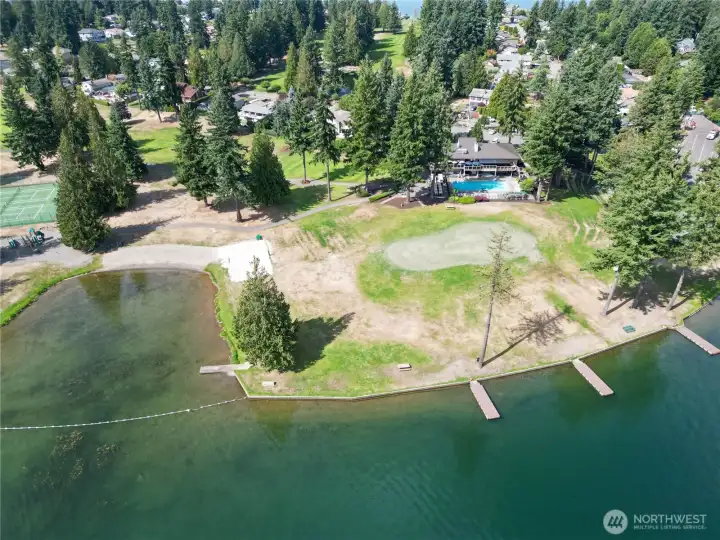 Tapps Island community amenities include a clubhouse, restaurant, boat launch, golf course, pool, playground, tennis courts, and private lakefront access with shared docks.