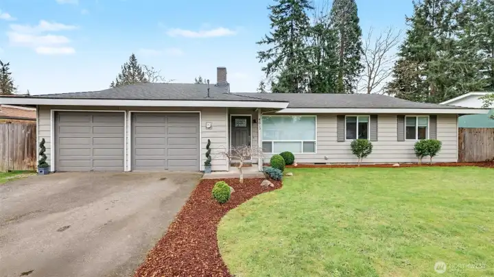 Move-in ready rambler in sought-after Renton Highlands.