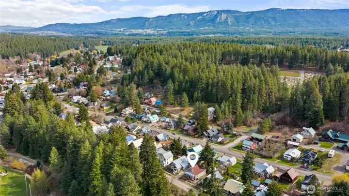 This home sits in the charming quant town of Roslyn, near mountain hikes & trails. Also near Suncadia, golf courses, Yakima River and Lake Cle Elum. All with in minutes of this location.
