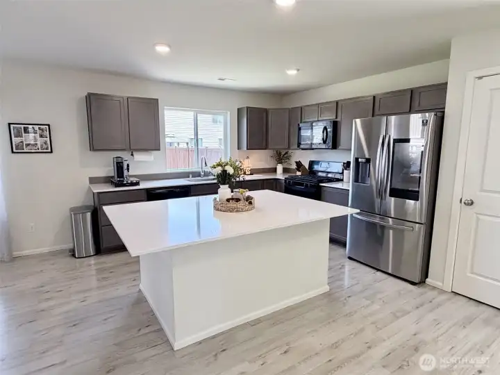 Huge island with breakfast bar Huge island with breakfast bar