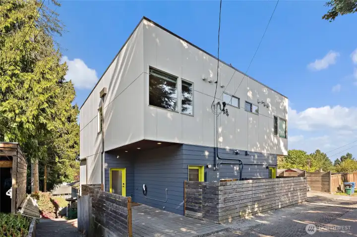 From Ally (not a thru street), only 1 other unit attached. From Ally (not a thru street), only 1 other unit attached.