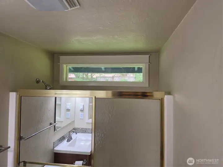 Shower/tub