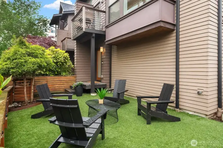 Yes, that's a turfed, fully fenced yard. Forget postage stamp outdoor areas, this one is roomy and feels private.