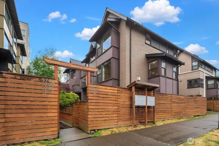 5713 is an end unit, with just one shared wall and so much outdoor space.