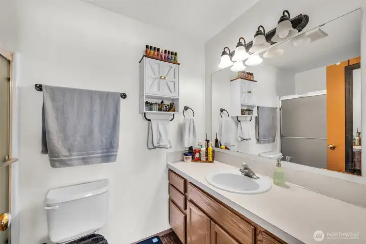 Unit #15332. Primary bathroom.