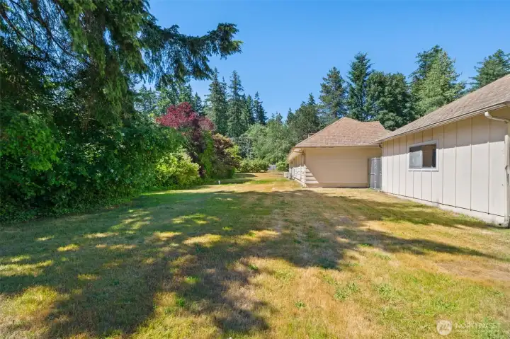 Mature Landscape and Private Setting Mature Landscape and Private Setting