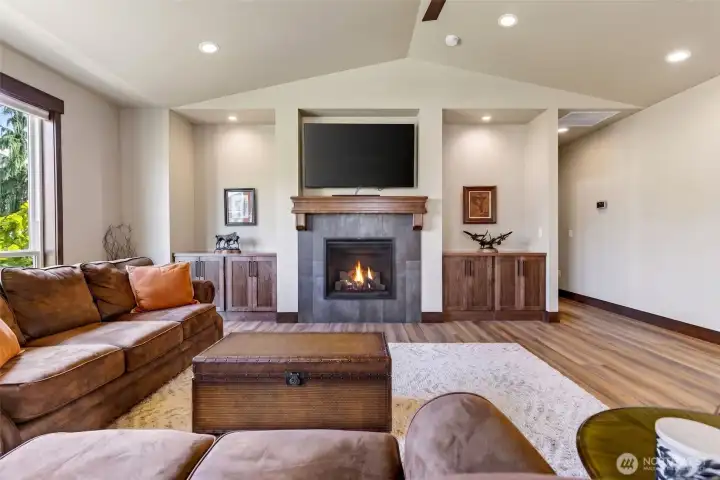 Great Room w/Fireplace Great Room w/Fireplace