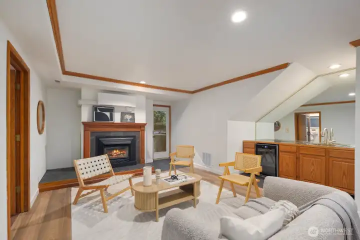 Family room w/wet bar and fireplace