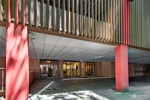 Covered "porte cochere" in front of lobby