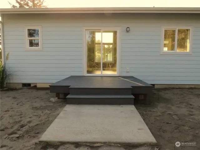 ENJOY AN EVENING AT HOME ON THE DECK!