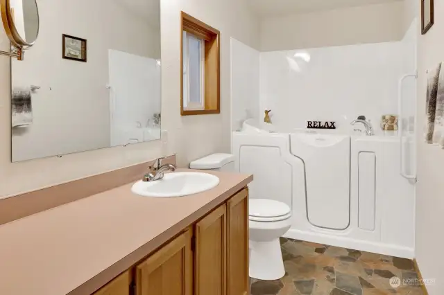 Walk in jetted tub.