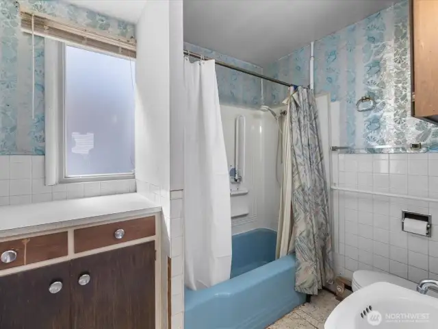 Another look at the full bathroom.
