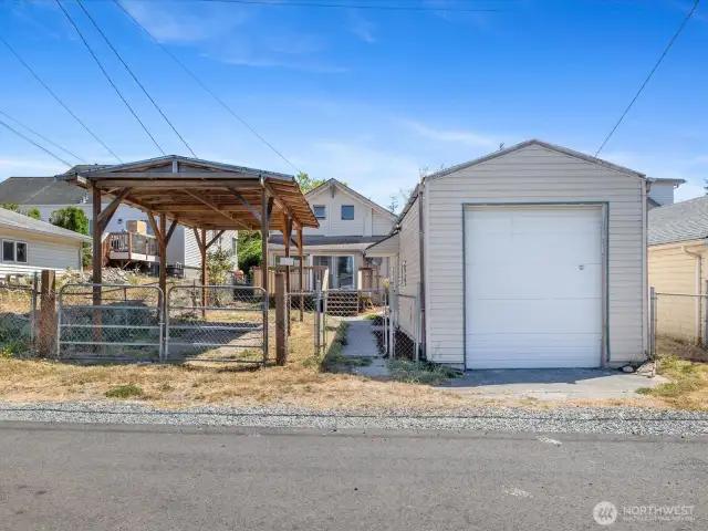 Detached 2-car tandem garage