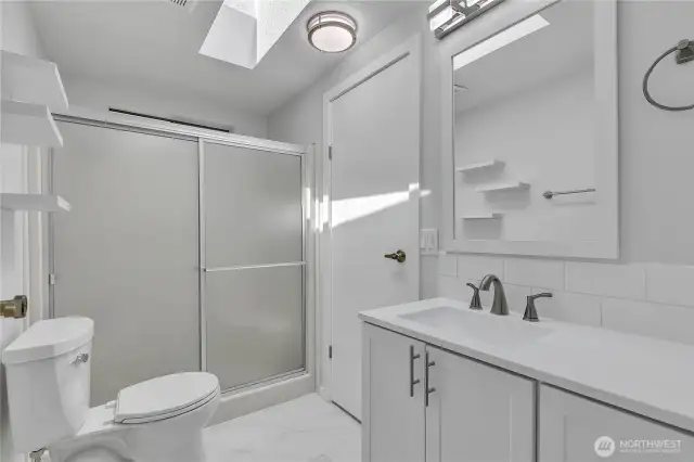 2nd bathroom (3/4)