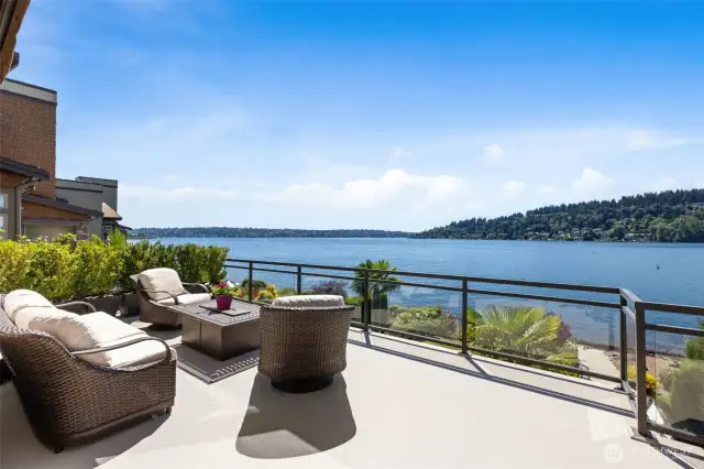 Lakeside living at its best!