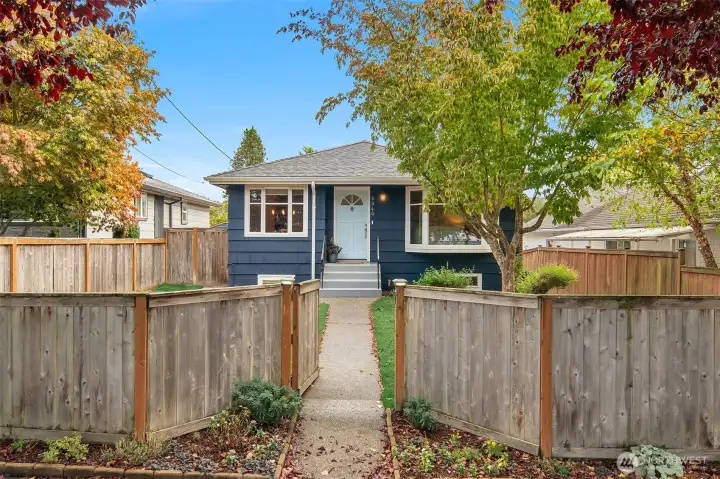 Nice and private front yard and back yard that is fully fenced all around.