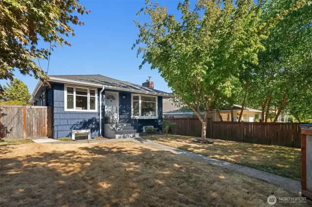 Nice and private front yard and back yard that is fully fenced all around.