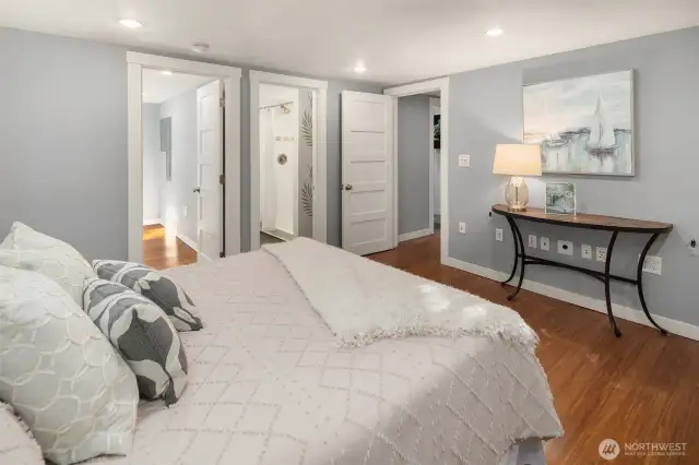 See the adjoining 5th bedroom and en-suite bath?