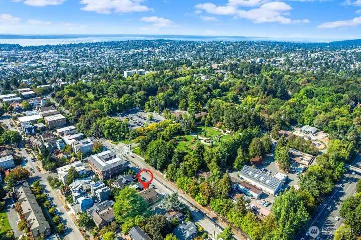 Well-located adjacent to the Woodland Park Zoo & Rose Garden, Phinney, & Greenlake with great access to 99.