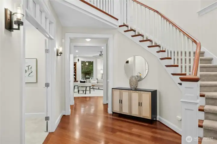 Entry custom designed to have a direct view to the outdoor fireplace (magical) Entry custom designed to have a direct view to the outdoor fireplace (magical)