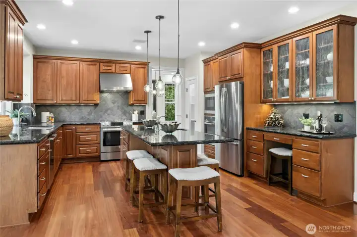 Entertainers Kitchen with high end stainless appliances, under cabinet lighting and plugs. Entertainers Kitchen with high end stainless appliances, under cabinet lighting and plugs.