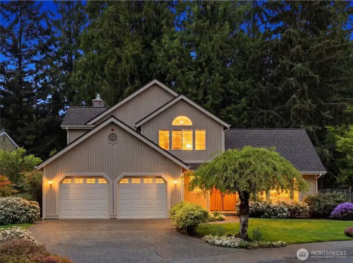 Sweet single-owner 1985-built Steve Burnstead resale sits on a quite cul-de-sac lot in a prime "north hill" location.You will absolutely love living in English Hill.  They just don't make neighborhoods like this anymore.  Winding streets, beautiful trees and mature landscaping.  It is like country living but you are only a few minutes from the East Side Tech Hub and the fabulous Wooodinville Wine Country.  Come and see why people come to English Hill and live here for 40 years!