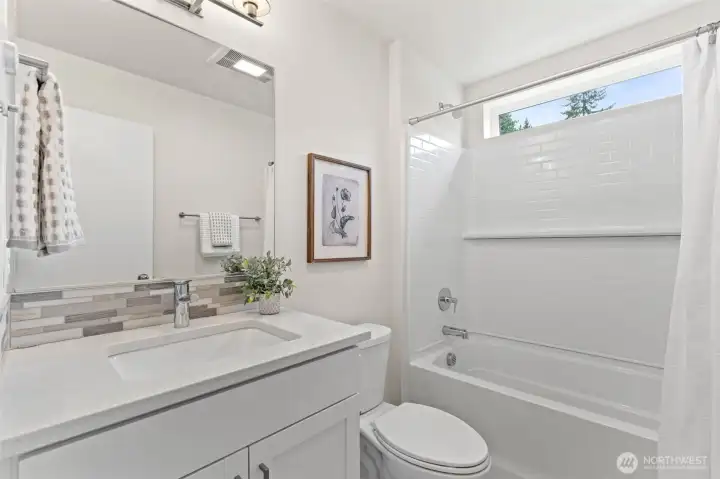 Upper Level Full Guest Bath