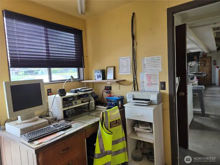 Amateur HAM radio room for resident use. Users must have a valid radio license.