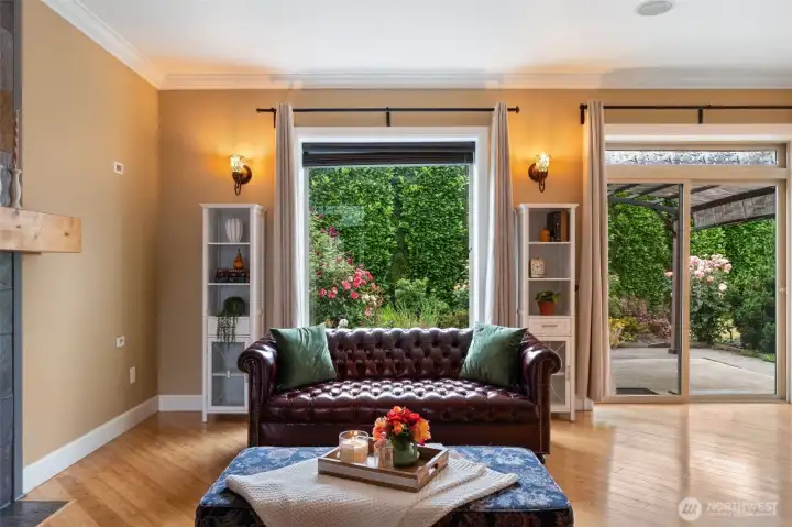 Livingroom with beautiful view of backyard