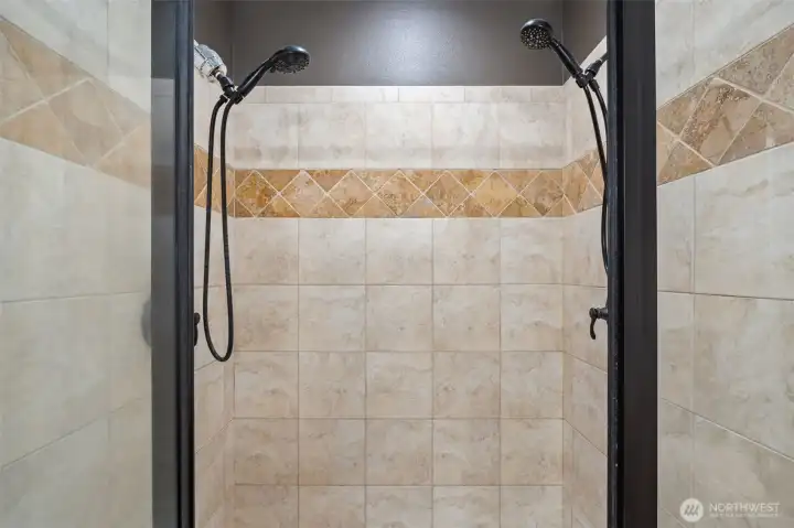 Large walk-in-shower with double shower heads
