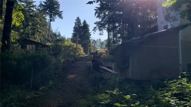 20 foot driveway easement from lot to the road, the neighbor shed is just outside the easement.