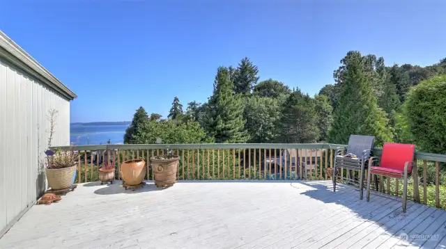 This expansive deck is the spot to be with water views as far as the eye can see. Enjoy your morning coffee watching the sunrise over the sparkling waves or enjoy your evening cocktail and the sunset.