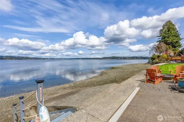 Firepit, boat ramp and stairs to beach