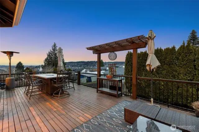Oversized deck with fantastic lake views and plenty of room for entertaining!