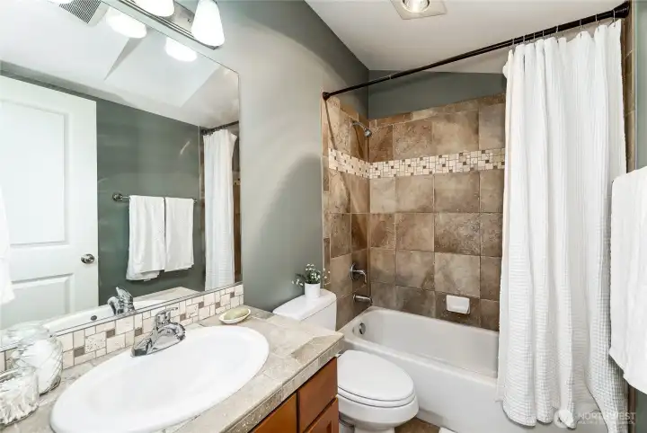 Upstairs Full Bathroom