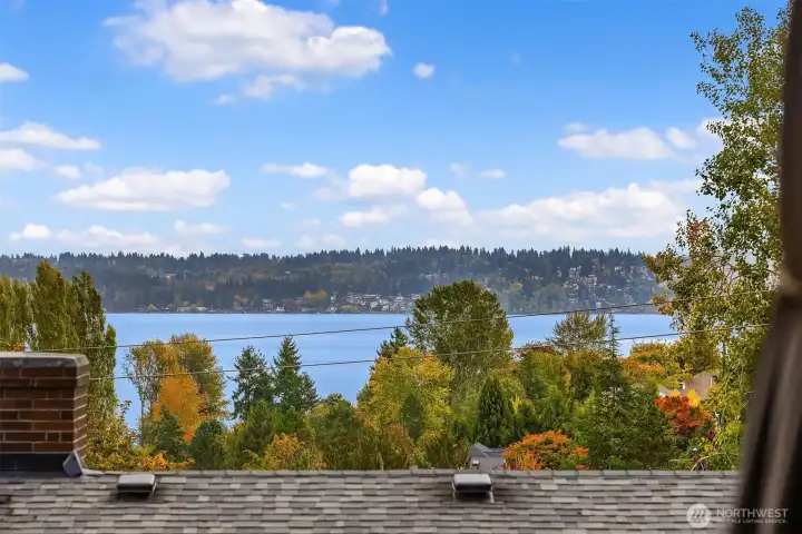 Views throughout the entire home of Lake Washington and Cascade Mountain range