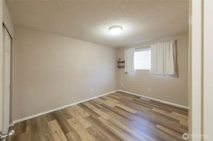 Bright and versatile bedroom—perfect for guests or office.