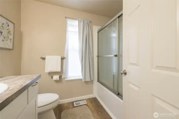 Another view of the full guest bath.